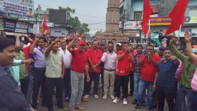 Photo of न्यू पेंशन स्कीम(NPS) के विरोध में रेलवे कर्मचारियों की लाल झंडा यूनियन ने निकाली वाहन रैली,जयस्तंभ पर सरकार विरोधी नारे लगाए.
