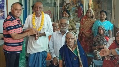 Photo of अंतर्राष्ट्रीय वृद्धजन दिवस के अवसर पर मतदान केंद्र सरस्वती स्कूल में 80 वर्ष से ऊपर के मतदाताओं को सम्मानित किया गया.