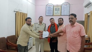 Photo of विश्व हिंदू परिषद बजरंग दल नगर समिति इटारसी द्वारा बीच सड़क एवं मुख्य बाजार से फल फ्रूट के ठेले हटाने नगर पुलिस को ज्ञापन दिया.