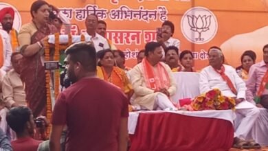 Photo of भाजपा की चुनावी सभा में भारी जनसमुदाय,डॉक्टर सीतासरन शर्मा के पक्ष में प्रचार हेतु केंद्रीय मंत्री स्मृति ईरानी हुई शामिल.