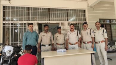 Photo of देसी कट्टे से हवाई फायर कर दहशत फैलाने वाले हाउसिंग बोर्ड नर्मदापुरम निवासी युवक पर कोतवाली पुलिस नर्मदापुरम द्वारा आर्म्स एक्ट में की गई कार्रवाई.