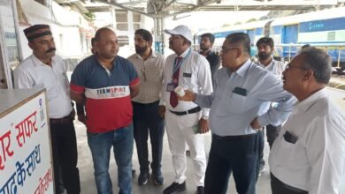Photo of रेलवे स्टेशन का डीसीआई दुबे ने औचक निरीक्षण किया,अनिमिताएं मिलने पर स्टालों पर जुर्माना किया.