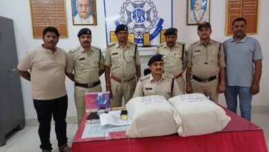 Photo of रेलवे स्टेशन पर सघन जांच के दौरान जीआरपी पुलिस एसएसटी दल एवं आरपीएफ ने 12 किलो गांजे के साथ दो आरोपी को गिरफ्तार किया.