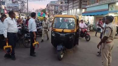 Photo of बाजार क्षेत्र में  व्यवस्था सुधारने के लिए यातायात पुलिस की चल रही है कड़ी कार्रवाई.