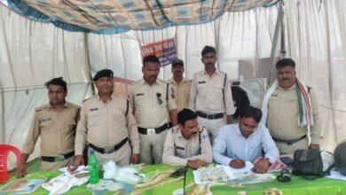 Photo of धोखेड़ा सड़क पर एसएसटी जांच नाके पर पुलिस द्वारा चेकिंग कर डेढ़ लाख रुपये जप्त.