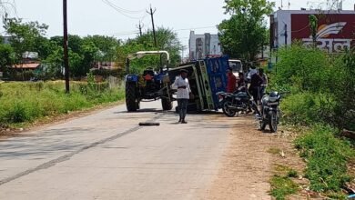 Photo of सनखेड़ा रोड पर अनियंत्रित होकर पलटी ट्रैकटर ट्राली.
