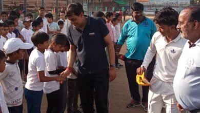 Photo of लक्ष्य क्रिकेट अकादमी के तत्वाधान मे चल रहा है क्रिकेट प्रशिक्षण कैंप,नपा अध्यक्ष द्वारा गांधी मैदान पहुंचकर प्रशिक्षु खिलाड़ियों को किया गया मोटिवेट.