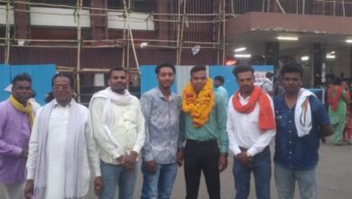 Photo of  ग्रामीणों  ने आर्मी जवान का रेलवे स्टेशन पर भव्य स्वागत किया .