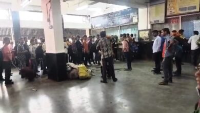 Photo of रेलवे स्टेशन के टिकट यात्री प्रतीक्षालय में आए दिन होता है झगड़ा,यात्री प्रतीक्षालय के नजदीक बेघर लोगों का है जमावड़ा.