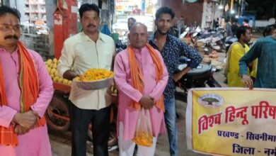 Photo of भगवान परशुराम जयंती के अवसर पर  सर्व  ब्राह्मण समाज सिवनी मालवा द्वारा नगर में निकाली गई भव्य झांकी चल समारोह का विश्व हिंदू परिषद द्वारा पुष्प वर्षा कर भव्य अभिनंदन किया गया .