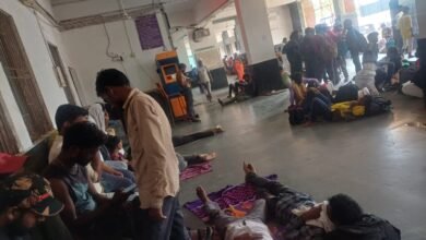 Photo of रेलवे टिकिट खिड़की के यात्री प्रतीक्षालय में एक पागल आतंक मचा रहा.