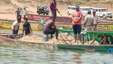 Photo of खनिज विभाग ने खनिज का अवैध परिवहन करने पर 5 मोटर वोट जप्त किये.