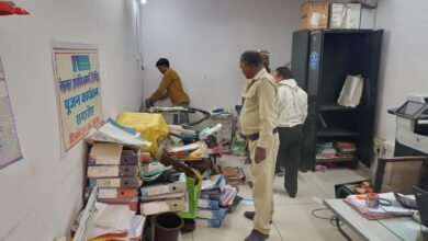 Photo of एक्सीडेंट से हुई मौत पर कंपनी ने नहीं दिया मुआवजा,एलकेजी मॉल स्थित नेशनल इंश्योरेंस लिमिटेड कंपनी कार्यालय के सामान की कुर्की की गई..