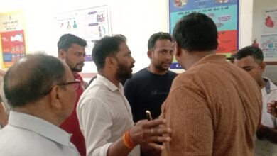 Photo of डॉक्टर ने युवा पत्रकार का कवरेज के दौरान मोबाइल छीनकर बदतमीजी की.