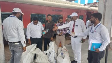 Photo of रेलवे स्टेशन पर अवैध रूप से बिक रही पानी की बोतलों को जप्त किया गया.