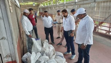 Photo of इटारसी रेलवे स्टेशन के प्लेटफार्म क्रमांक 6 से जांच के दौरान अवैध पानी की बोतले जप्त.