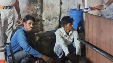 Photo of अवैध अंग्रेजी शराब के साथ एक युवक गिरफ्तार, खुले में शराब पीने वाले 6 लोगों के खिलाफ पुलिस ने मामला दर्ज किया,पुलिस अपना काम कर रही है,लेकिन आबकारी अपनी जिम्मेदारी से पीछे हो रही है.