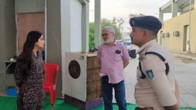 Photo of स्ट्रांग रूम निगरानी के लिए गठित दल द्वारा 24 घंटे की जा रही मॉनिटरिंग,तीन पालियों में 21 कर्मचारी कर रहे सतत निगरानी,कलेक्‍टर द्वारा नियमित रूप से किया जा रहा है स्‍ट्रांग रूम का निरीक्षण.