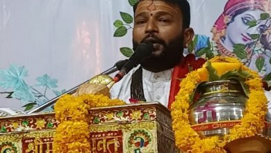 Photo of मालवीय गंज स्थित श्री बूढ़ी माता मंदिर में विद्वान भागवत क्थाचार्य मधुसूदन महाराज के द्वारा आज कथा के तृतीय दिवस भीष्म पितामह की कथा का विवरण सुनाया गया.