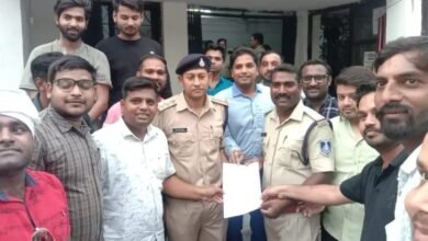 Photo of भारतीय जनता युवा मोर्चा द्वारा आज शहर में भारी वाहनों के निषेध को लेकर थाना प्रभारी को दिया गया ज्ञापन.