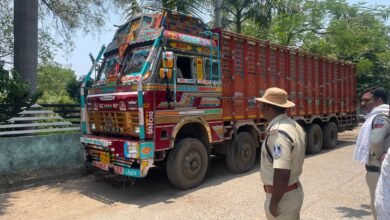 Photo of शहर में प्रवेश कर रहे भारी वाहनों पर यातायात पुलिस की कार्रवाई,अग्रवाल स्टील के सामने सरिया से भरे दो ट्रक को किया जप्त..