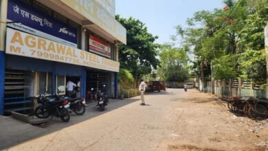 Photo of यातायात प्रभारी सुनील घाबरी ने अग्रवाल स्टील ट्रेडर्स पर पहुँचकर सड़क पर खड़े लोहे के सरिये से भरे दो ट्रकों पर 5 हजार रुपये का जुर्माना किया.