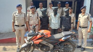 Photo of मोटरसायकल सवार पति पत्नी से लूट के मामले में पुलिस ने तीन आरोपियों को गिरफ्तार किया.