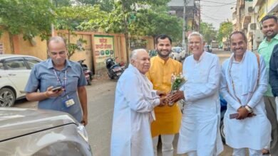 Photo of पूर्व केंद्रीय मंत्री सुरेश पचौरी का नगर पालिका अध्यक्ष कार्यालय पर आगमन हुआ विधायक डॉक्टर सीतासरन शर्मा ने पुष्पगुच्छ भेट कर स्वागत किया.