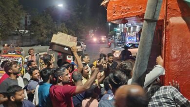 Photo of पोटरखोली बजरंगपुरा कंचन होटल के पास स्थित मंदिर में भगवान शंकर के शिवलिंग में एक आकृति दिखाई दी,शिवलिंग के दर्शन हेतु श्रद्धालुओं की भीड़ उमड़ पड़ी.