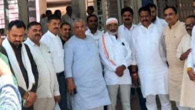 Photo of कलेक्टर की बैठक में शामिल होने के बाद भाजपा, कांग्रेस के प्रत्याशियों के साथ ही दोनों दलों के जिलाध्यक्ष फोटो में एक साथ नजर आये