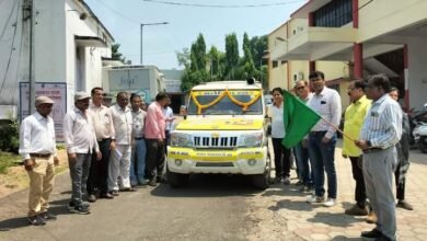 Photo of मलेरिया_निरोधक_माह के अन्तर्गत मलेरिया से बचाव के प्रति जन जागरूकता हेतु मलेरिया रथ को मुख्य चिकित्सा एवं स्वास्थ्य अधिकारी ने हरी झंडी दिखाकर रवाना किया.