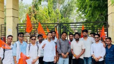 Photo of अखिल भारतीय विद्यार्थी परिषद द्वारा नर्मदा महाविद्यालय के सामने नीट यू जी के भ्रष्टाचार मामले में विरोध प्रदर्शन किया गया.
