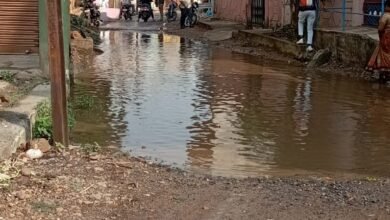 Photo of वार्ड नंबर 5 जमानी सड़क स्थित शिशु विधा निकेतन स्कूल के पास सड़क पर पानी भरे होने से मोहल्ले के लोगो को आवगमन में भारी परेशानी.