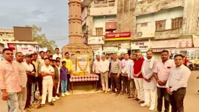 Photo of जम्मू कश्मीर के रियासी में शहीद हुए सैनिक कबीर दास  एवं तीर्थ यात्रियों को स्थानीय इटारसी जय स्तंभ चौक पर विश्व हिंदू परिषद बजरंग दल द्वारा भावपूर्ण श्रद्धांजलि अर्पित की गई