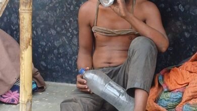 Photo of इन दिनों स्थानीय रेलवे स्टेशन पर दिखाई दे रही है पागलों की भरमार.