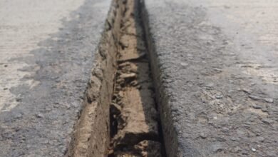 Photo of पुरानी इटारसी सनखेड़ा नाका से सनखेड़ा गांव तक मुख्य सड़क बीच बड़ा गैप,रात के समय दोपहिया चालकों को दुर्घटना का खतरा.