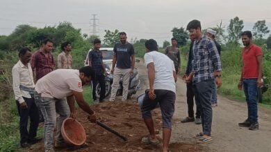 Photo of रूपापुर के जागरूक युवाओं नें श्रमदान करके सुधारी प्रधानमंत्री ग्राम सड़क.