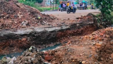 Photo of वर्मा कॉलोनी की पुलिया को ठेकेदार द्वारा एक सप्ताह से खोदकर छोड़ दिया गया है, कॉलोनी के निवासियों को हो रही परेशानी.