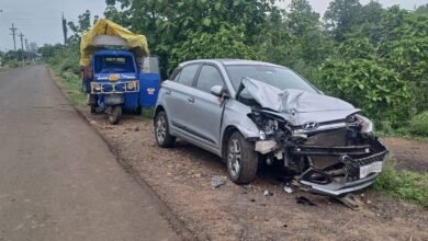 Photo of कार और ऑटो की भिड़ंत में ऑटो में सवार तीन घायल,सड़क पर गाय होने से हुआ हादसा.