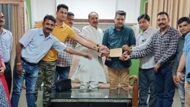 Photo of संविदा कर्मचारी संगठनो ने बालिका की शिक्षा एवं आवास हेतु सेवा भारती को राशी भेंट की.