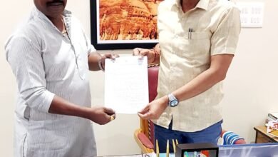 Photo of परिषद में प्रस्ताव लाने कापरे ने मुख्य नगर पालिका अधिकारी और अध्यक्ष को सौप पत्र।. 