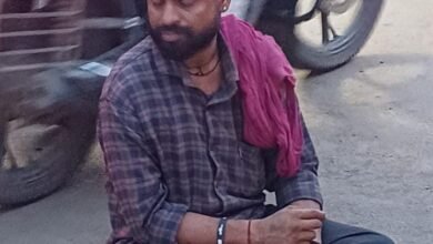 Photo of बेखौफ शराब पी रहे हैं लोग,नजारा रेलवे स्टेशन के सामने रोड का.