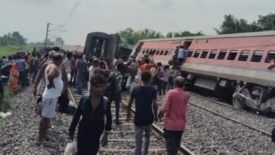 Photo of गोंडा में ट्रेन हादसा,डिब्रूगढ़ एक्सप्रेस के कोच पटरी से उतरे, दो लोगों की मौत.