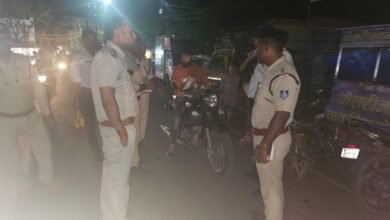 Photo of शहर की सड़कों पर बुलेट मोटरसायकल के साइलेंसर पटाखा फोड़ने पर यातायात पुलिस की कार्यवाही,पुलिस ने आधा दर्जन बुलेट को जप्त किया.