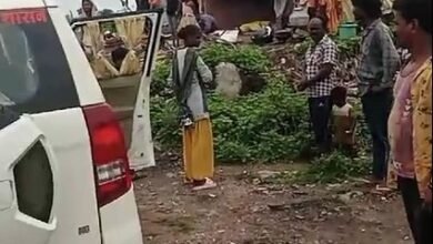 Photo of बिजली विभाग की टीम न्यास कॉलोनी स्थित ओझा बस्ती,रजत कॉलोनी सहित झुग्गी बस्ती में पहुंची,अवैध रूप से बिजली जला रहे लोगों के बिजली तारों को बिजली विभाग की टीम ने जप्त किया..