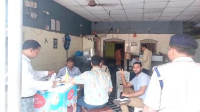 Photo of खाद्य सुरक्षा अधिकारी द्वारा किया गया खाद्य सामग्री का निरीक्षण. 