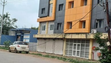 Photo of पुरानी इटारसी में बिजली केबल जमीन से टकरा रही,राहगीरों पर दुर्घटना की संभावना बनी.