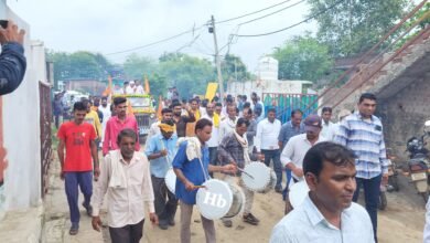 Photo of 15 साल बाद ग्रामवासियों ने देखी सांसद की झलक,समीपस्थ ग्राम नयागांव में ग्राम वासियों ने सांसद दर्शन सिंह चौधरी का ट्रैक्टर रैली निकाल कर किया जोरदार स्वागत.