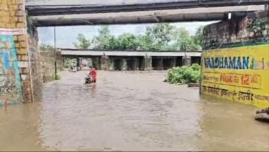 Photo of मेहरागांव यार्ड की रेलवे पुलिया के ऊपर से बह रहा बारिश का पानी।