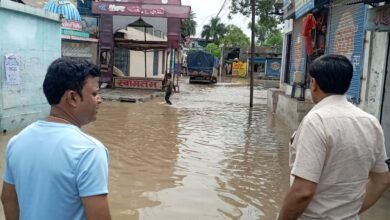 Photo of शहर में जल भराव की स्थित को देखने नगरपालिका अध्यक्ष पंकज चोरे स्वास्थ्य सभापति राकेश जाधव के साथ पहुँचे।